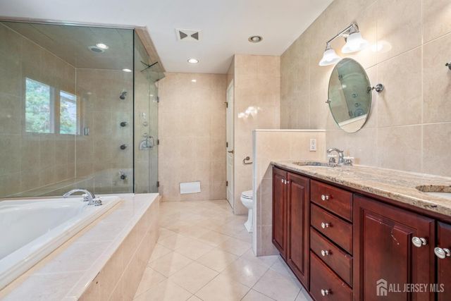 18 Pilgrim Run, East Brunswick, NJ 08816