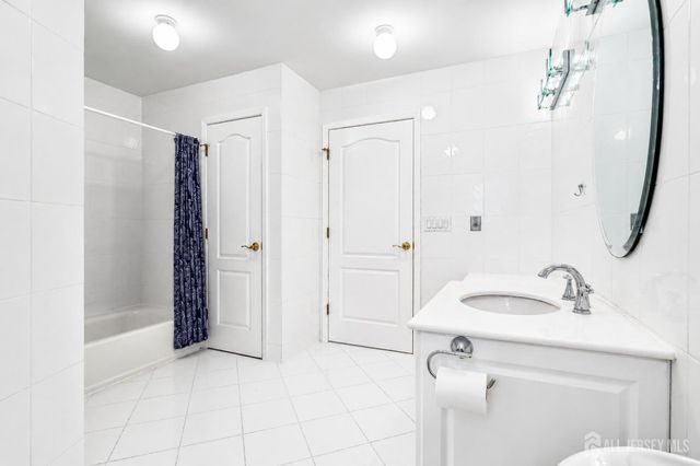 18 Pilgrim Run, East Brunswick, NJ 08816