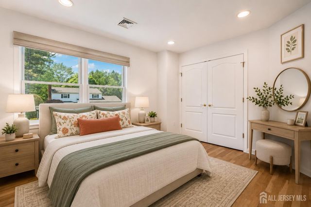 18 Pilgrim Run, East Brunswick, NJ 08816