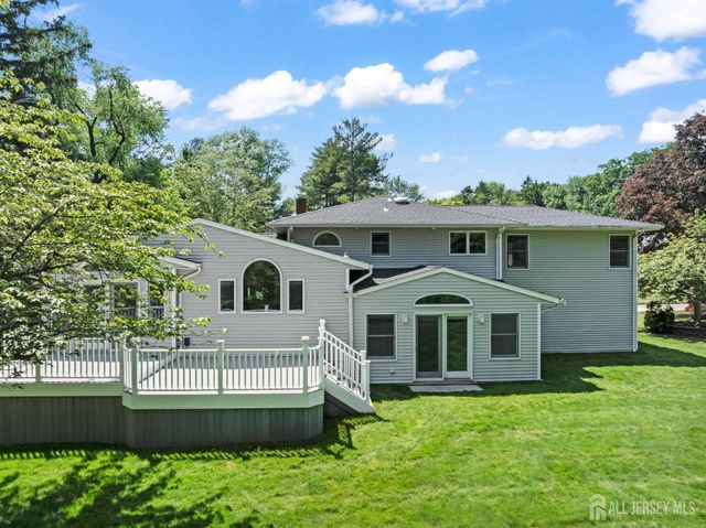 18 Pilgrim Run, East Brunswick, NJ 08816