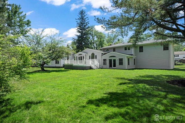 18 Pilgrim Run, East Brunswick, NJ 08816