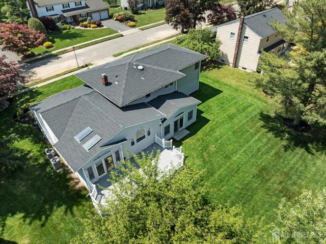 18 Pilgrim Run, East Brunswick, NJ 08816