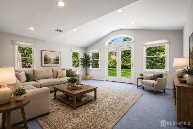 18 Pilgrim Run, East Brunswick, NJ 08816