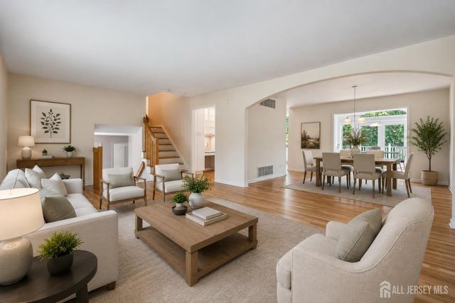 18 Pilgrim Run, East Brunswick, NJ 08816
