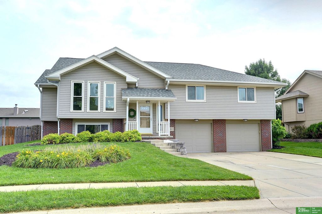 1812 Ashwood Avenue, Papillion, NE 68133