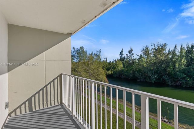 8240 SW 210th St 302, Cutler Bay, FL 33189