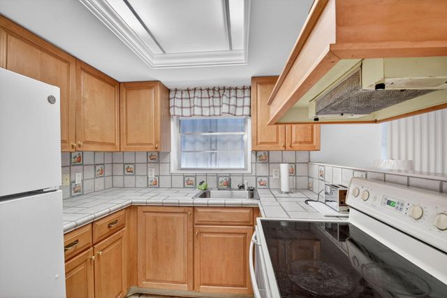99 Bedford D, West Palm Beach, FL 33417