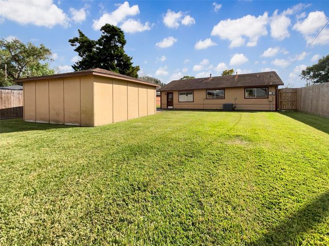 205 Bastrop Street, Angleton, TX 77515