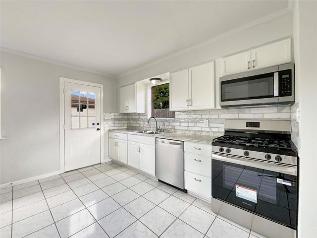 205 Bastrop Street, Angleton, TX 77515