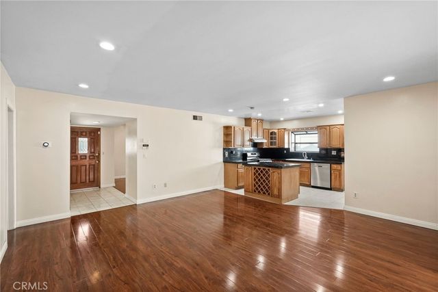 22427 Vanowen, West Hills, CA 91307