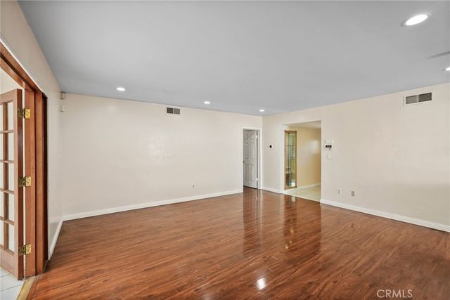 22427 Vanowen, West Hills, CA 91307