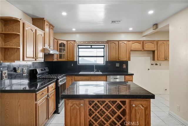 22427 Vanowen, West Hills, CA 91307
