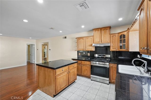 22427 Vanowen, West Hills, CA 91307