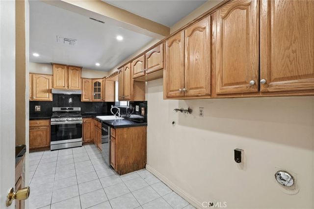 22427 Vanowen, West Hills, CA 91307