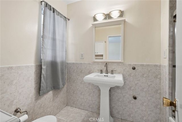 22427 Vanowen, West Hills, CA 91307