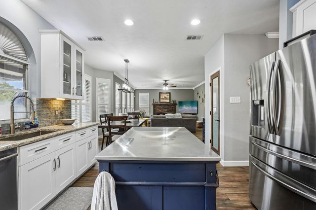 10900 Sycamore Drive N, La Porte, TX 77571