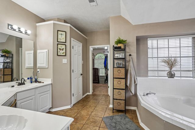 10900 Sycamore Drive N, La Porte, TX 77571