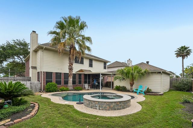 10900 Sycamore Drive N, La Porte, TX 77571