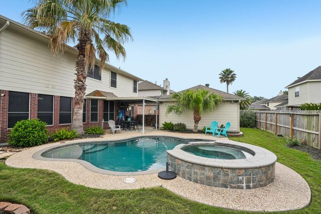 10900 Sycamore Drive N, La Porte, TX 77571