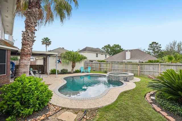 10900 Sycamore Drive N, La Porte, TX 77571