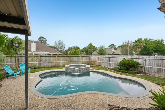 10900 Sycamore Drive N, La Porte, TX 77571