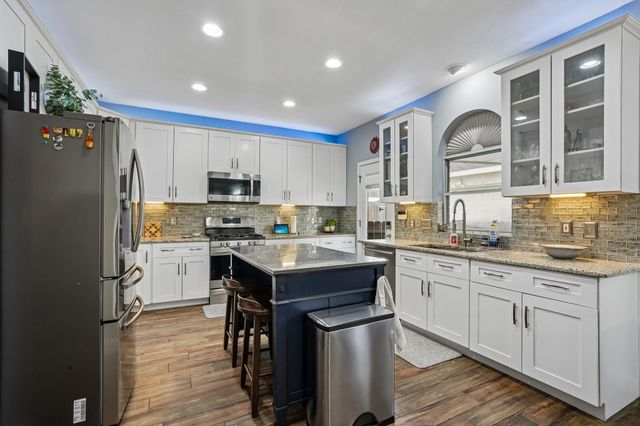 10900 Sycamore Drive N, La Porte, TX 77571
