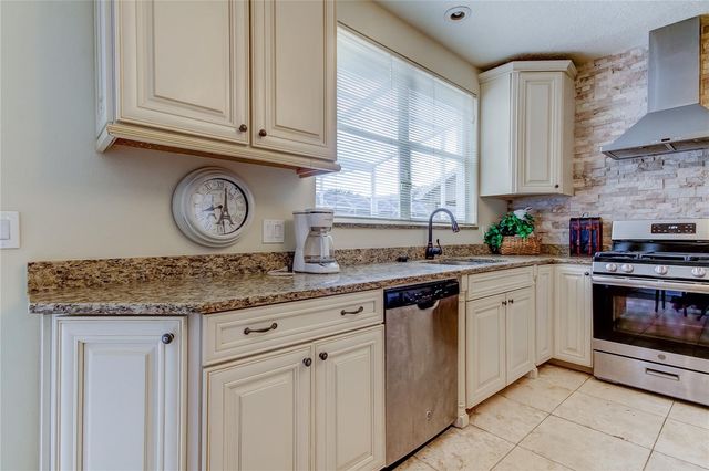 9401 WOODBAY DRIVE, Tampa, FL 33626