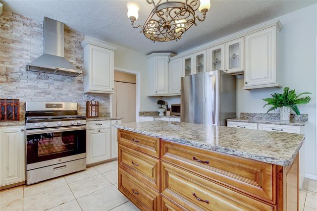 9401 WOODBAY DRIVE, Tampa, FL 33626