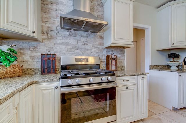 9401 WOODBAY DRIVE, Tampa, FL 33626