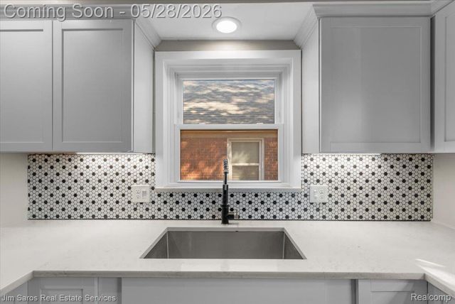 21252 Huntington Avenue, Harper Woods, MI 48225