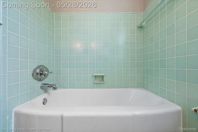 21252 Huntington Avenue, Harper Woods, MI 48225