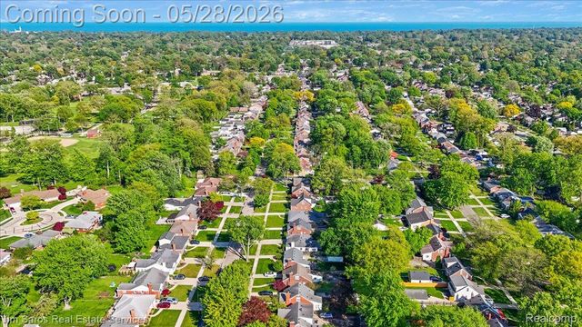 21252 Huntington Avenue, Harper Woods, MI 48225