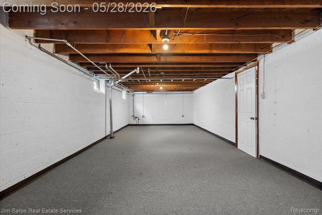 21252 Huntington Avenue, Harper Woods, MI 48225