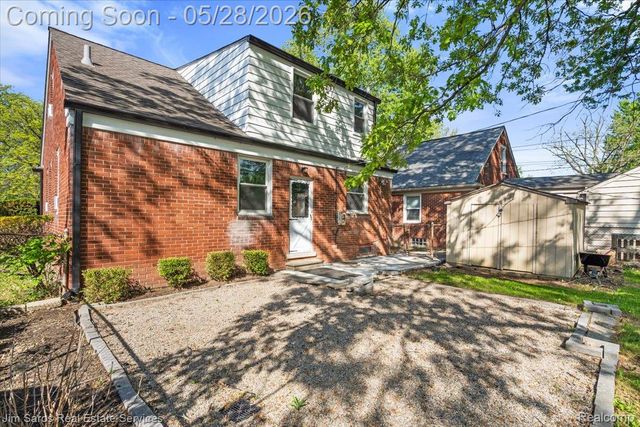 21252 Huntington Avenue, Harper Woods, MI 48225