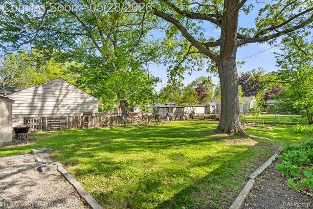 21252 Huntington Avenue, Harper Woods, MI 48225