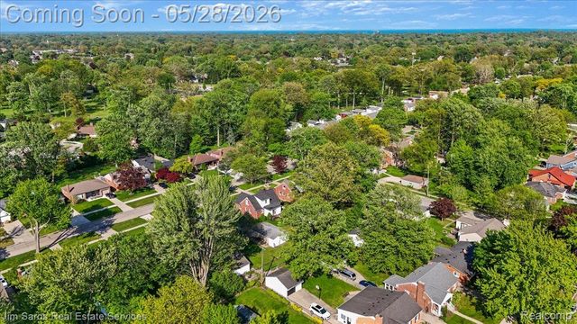 21252 Huntington Avenue, Harper Woods, MI 48225