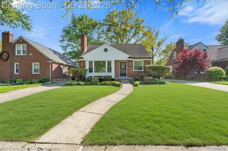 21252 Huntington Avenue, Harper Woods, MI 48225