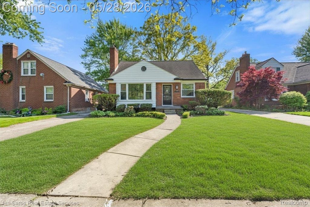 21252 Huntington Avenue, Harper Woods, MI 48225