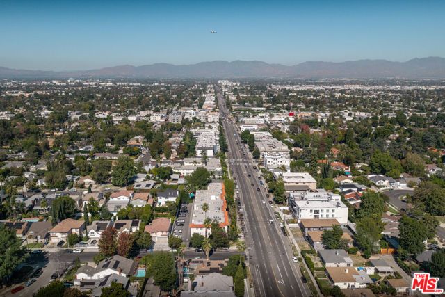 6121 Woodman Avenue, Van Nuys (los Angeles), CA 91401