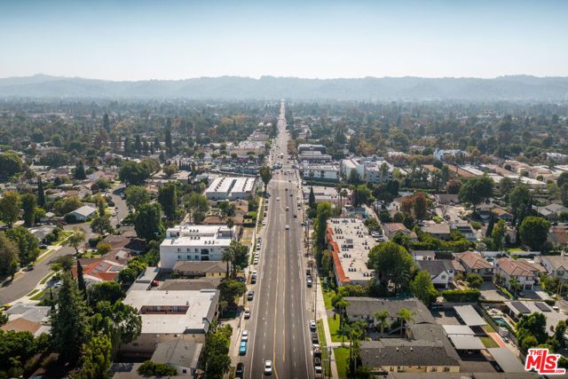 6121 Woodman Avenue, Van Nuys (los Angeles), CA 91401