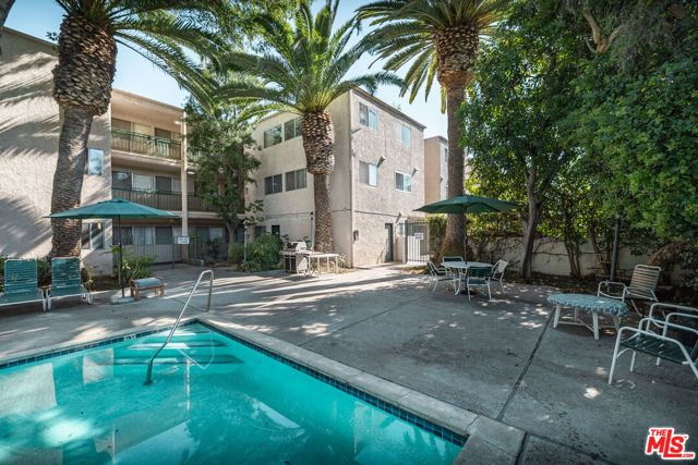 6121 Woodman Avenue, Van Nuys (los Angeles), CA 91401