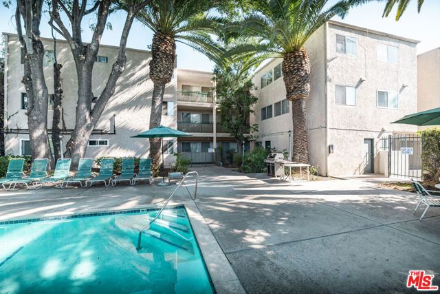 6121 Woodman Avenue, Van Nuys (los Angeles), CA 91401