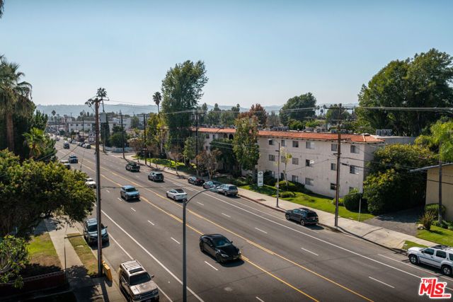 6121 Woodman Avenue, Van Nuys (los Angeles), CA 91401