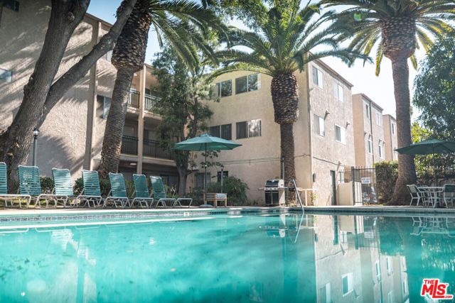 6121 Woodman Avenue, Van Nuys (los Angeles), CA 91401