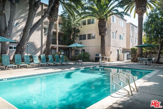 6121 Woodman Avenue, Van Nuys (los Angeles), CA 91401