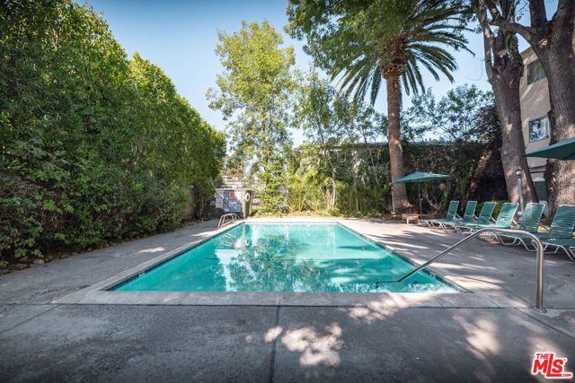 6121 Woodman Avenue, Van Nuys (los Angeles), CA 91401