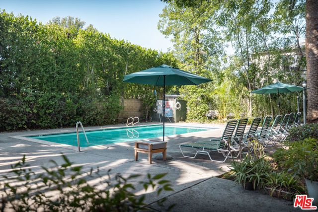 6121 Woodman Avenue, Van Nuys (los Angeles), CA 91401