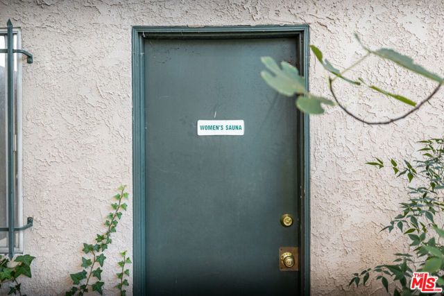 6121 Woodman Avenue, Van Nuys (los Angeles), CA 91401