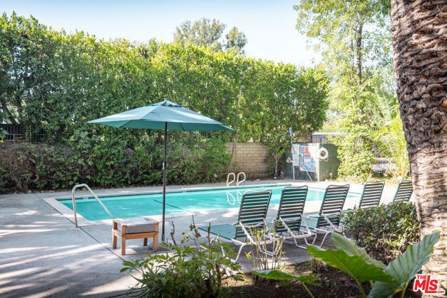 6121 Woodman Avenue, Van Nuys (los Angeles), CA 91401