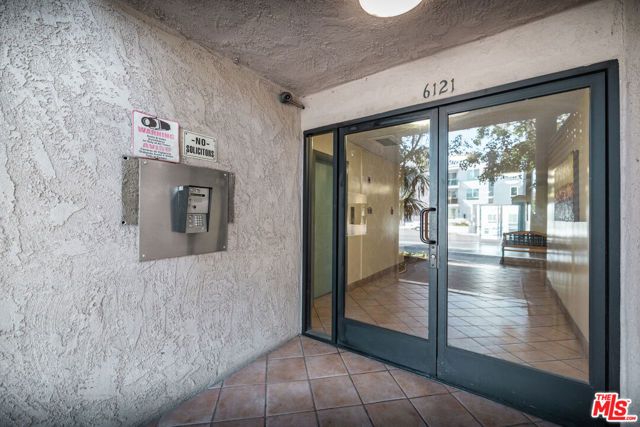 6121 Woodman Avenue, Van Nuys (los Angeles), CA 91401